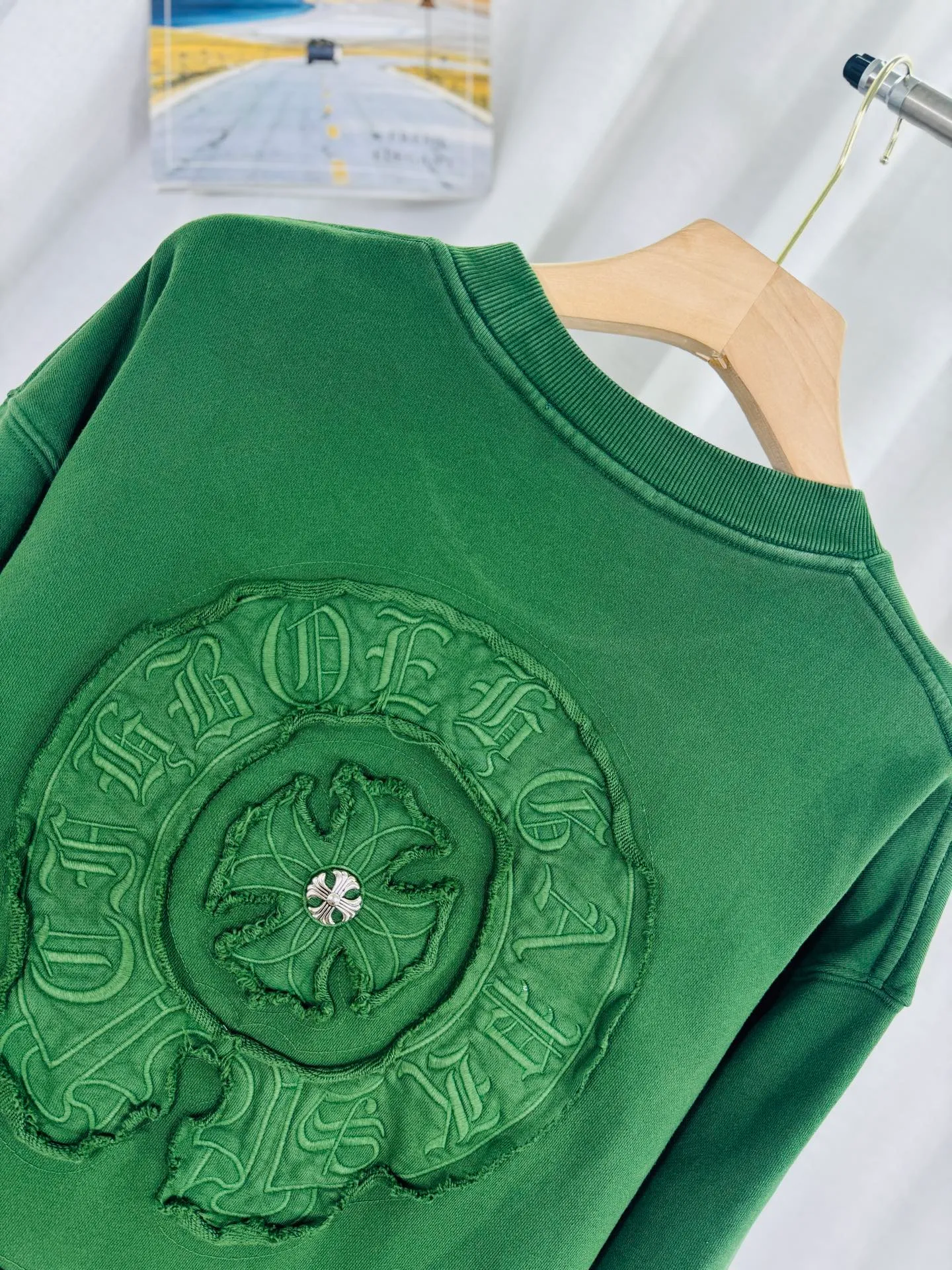 P280 top version, real shot without P, ​​different from market currency) 𝗖𝗵𝗿𝗼𝗺𝗲 𝗛𝗲𝗮𝗿𝘁𝘀/Cro Heart 2025 washed patch embroidery autumn and winter new original single counter American laser burnt 3D three-dimensional color embroidery couple casual sweatshirt 👑The highest version! Customized fabric 430g tripe terry fabric! American acid-washed and distressed original fabric laser burnt ✟appliqué embroidery and exquisite embroidery of letters! The best-selling model in the counter, very comfortable to wear. Accessories: original molded and authenticated collar label➕100% silk wash label. Genuine purchase-grade original hangtag➕matching hanging rope➕3D hanging beads➕original packaging bag. Craftsmanship: The original version has consistent wiring! The highest version of the armhole matching technique! Color: Pink Black Green Size: S M L XL Style Number: 25-377